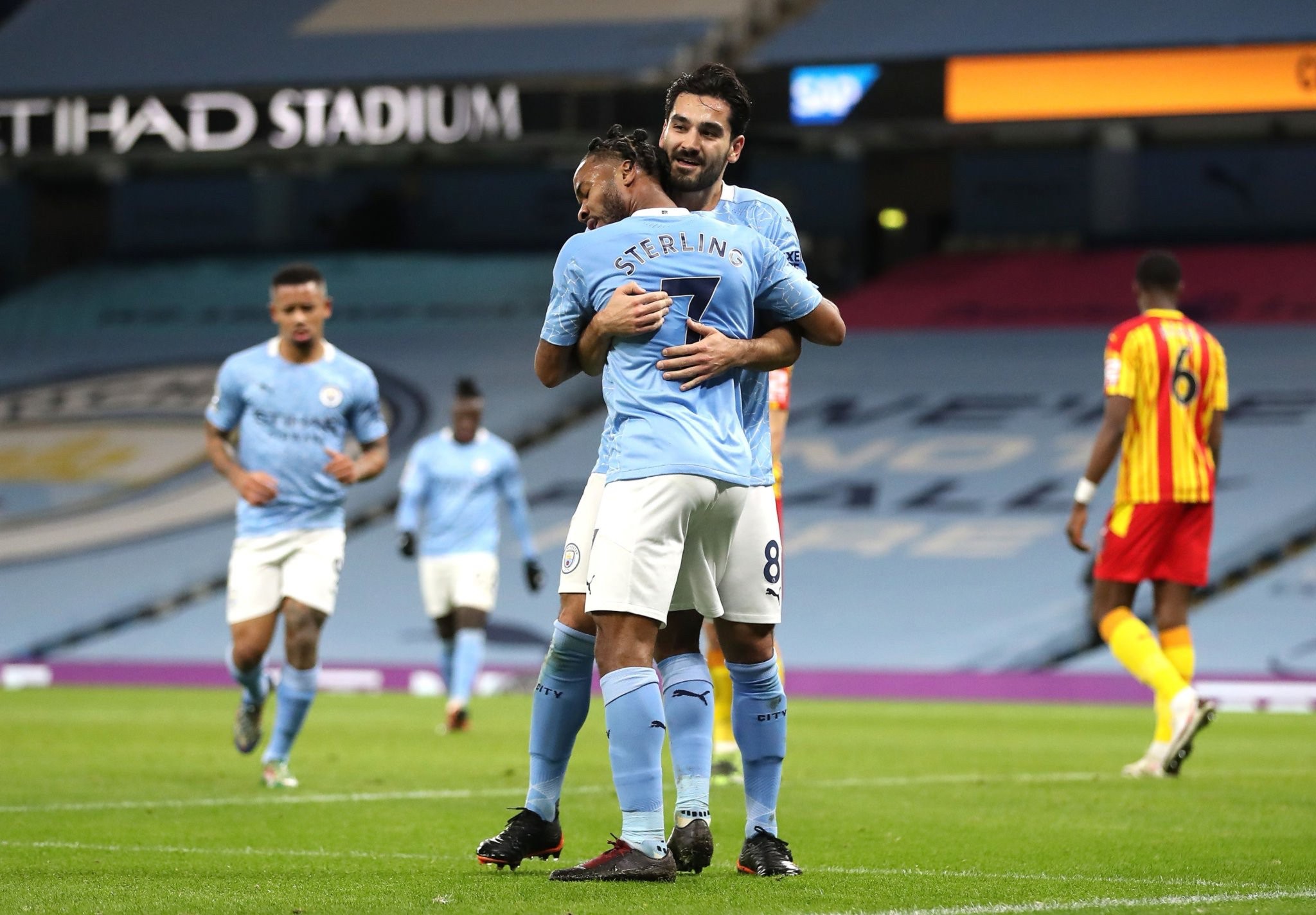 更彰显了他 更彰显了他